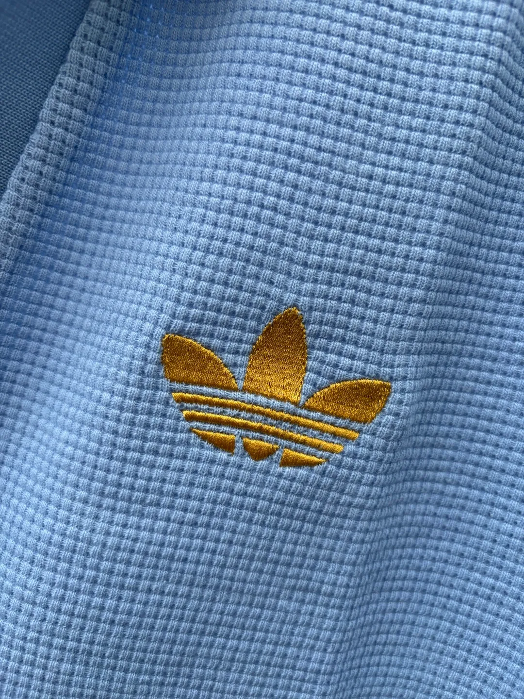 Chip version 𝟬𝟱𝟰𝟰𝟳# Exclusive real shot/difference between various stolen pictures and online picture versions on the market [𝗔𝗱𝗶𝗱𝗮𝘀Adidas clover chest embroidery for men and women Same Style𝗩 collar short sleeves] ✅Full set of 1:1 customized accessories ➕Customized three-label ➕𝗬𝘂𝗮𝗻 version hang tag ➕𝗹𝗼𝗴𝗼 packaging bag🔥 ➕Scan the tag to enter the official website. ✅Top Original version, ins Xiaohongshu Dewu Kuaishou and many bloggers wear it. ✅Adidas is a rare V-neck with no buttons, personalized setting and generous temperament, showing the elegance at a glance. ✅Three standards are customized with 270g waffle original Authentic custom-made imported fabrics for the watch, and the overall tailoring adopts three-dimensional structure tailoring! Ergonomically designed, more flexible when wearing! The cut is streamlined and streamlined, allowing you to move flexibly with your body! Integrates functionality, beauty and durability! Suitable for business, travel, leisure and many other occasions! ⭕The high version of the best products🐮is different from the junk products in the market🗯️The same picture but different prices means different versions. ❌Don’t be fooled by the same copywriters and pirated pictures from outside that mix and distribute high-luxury pictures at low prices. After comparing the quality, you will know where the gap is. Don’t lie. I don’t guarantee that my products are the cheapest, but I definitely guarantee that they are worth every penny of your hard-earned money! ‼ ️We don’t slash prices or lower prices, we supply products with care and only make high-end versions!!! Breasts Jimei must see the details of my home clearly, the pictures of my home are all taken by the owner himself❤️ Color: Light Blue. Size S-XXL